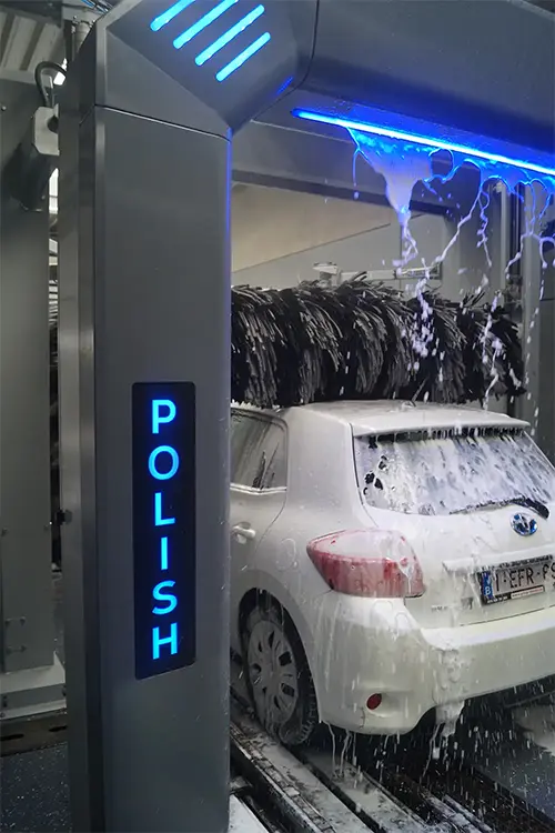 Lavage d'une voiture au carwash