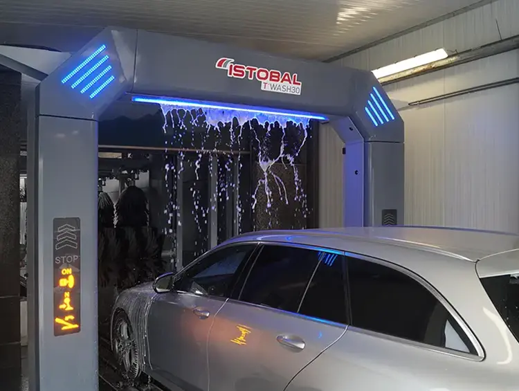 Lavage d'une voiture au carwash