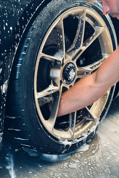 Lavage d'une gente de voiture au carwash
