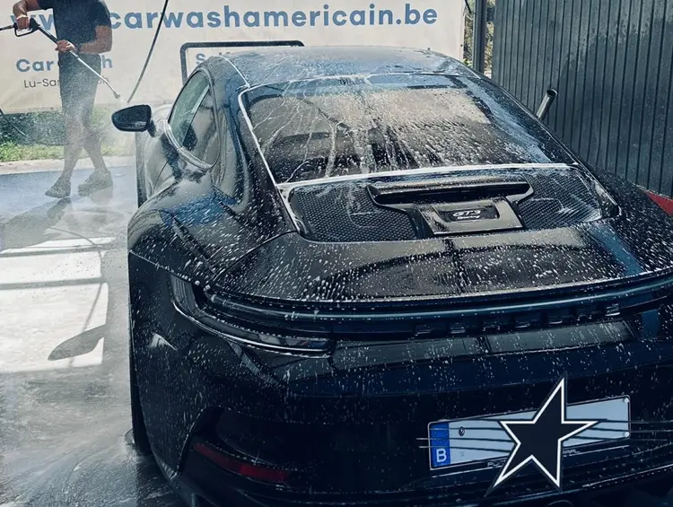 Lavage d'une voiture au carwash