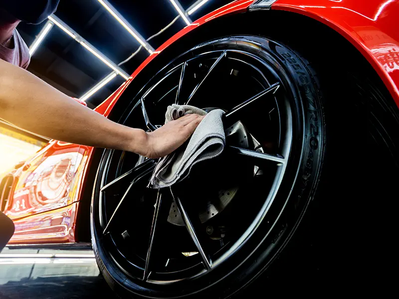 Une voiture qui brille après un nettoayge extérieur.